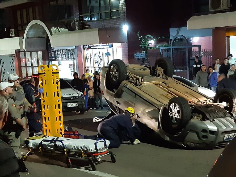 Capotamento no Centro de Bento deixa homem ferido