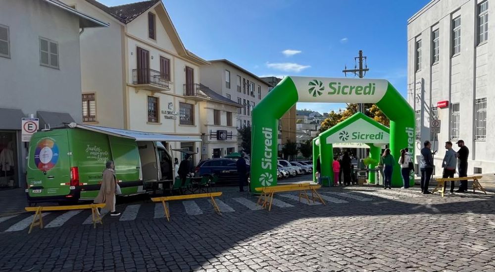 Uma das principais ruas de Garibaldi fica bloqueada para o SICREDI vender carros