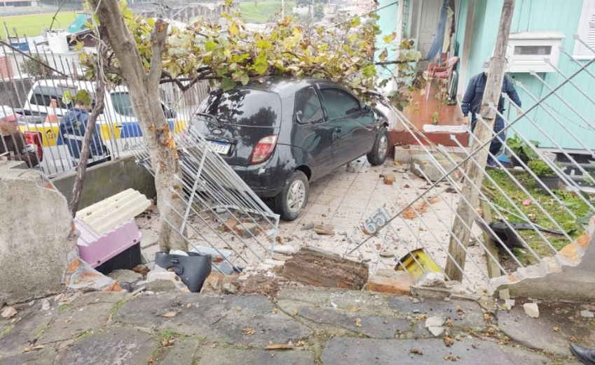 Motorista perde controle e invade residência em Bento Gonçalves