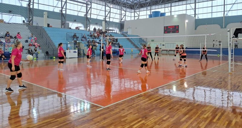 Seis equipes disputam torneio “Mamãe Joga Vôlei”