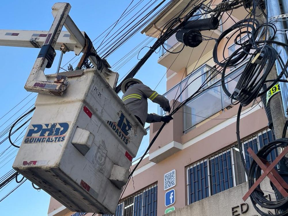 Prefeitura de Bento Gonçalves retira cabos e fios clandestinos