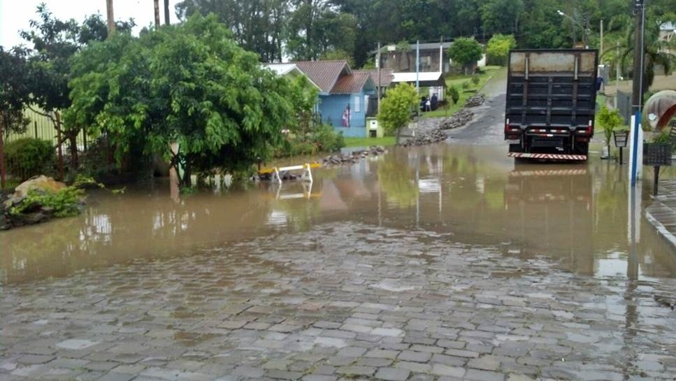 Chuva causa transtornos em Garibaldi, Bento Gonçalves e Carlos Barbosa