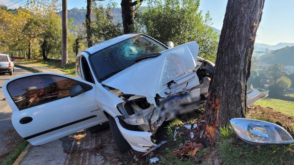 Motorista perde controle e bate em árvore no Barracão