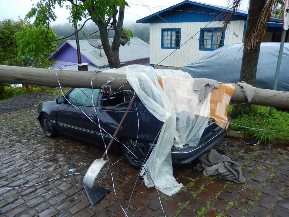 Temporal derruba postes de energia em Farroupilha