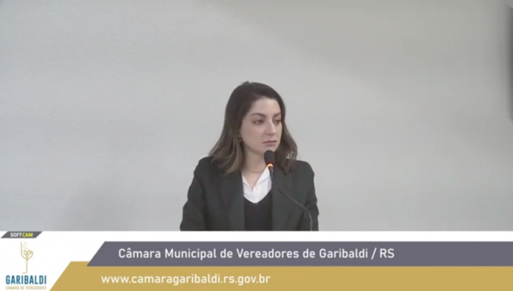 Vereadora chama prefeito de mentiroso e desonesto, e ameaça Alex Carniel