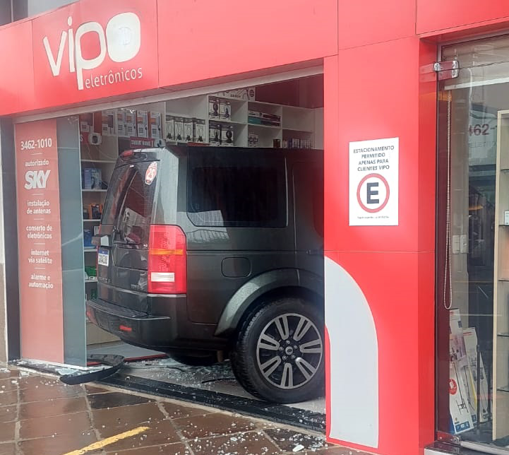 Veículo descontrolado invade loja no Centro de Garibaldi