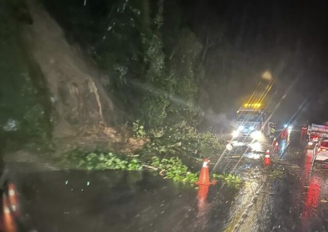 Queda de barreira bloqueia rodovia São Vendelino