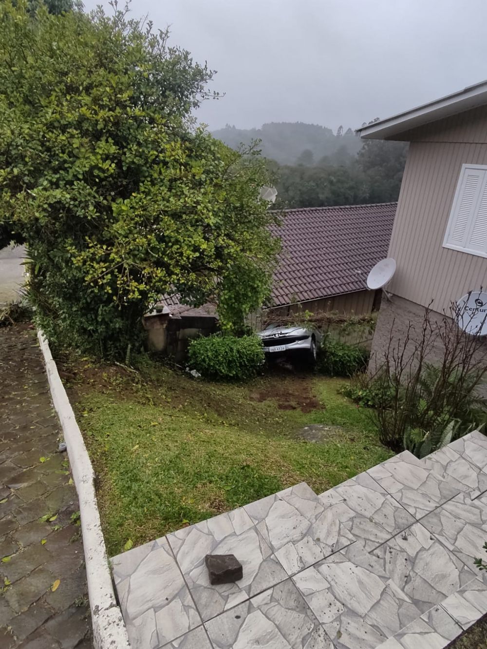 Veículo desgovernado invade casa em Carlos Barbosa