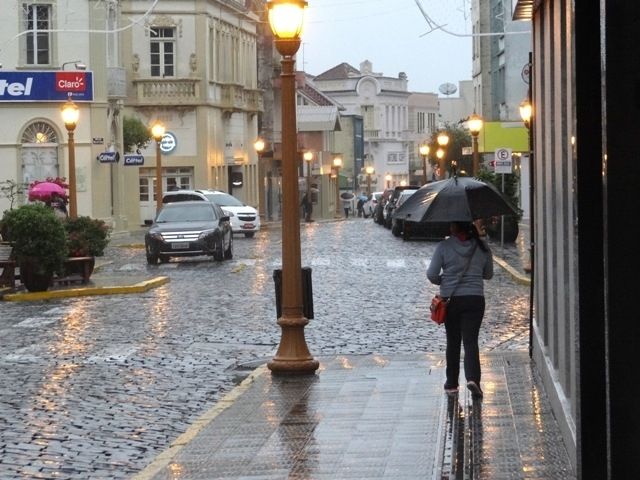 Prefeitura desloca equipes para atender danos causados pela chuva em Garibaldi