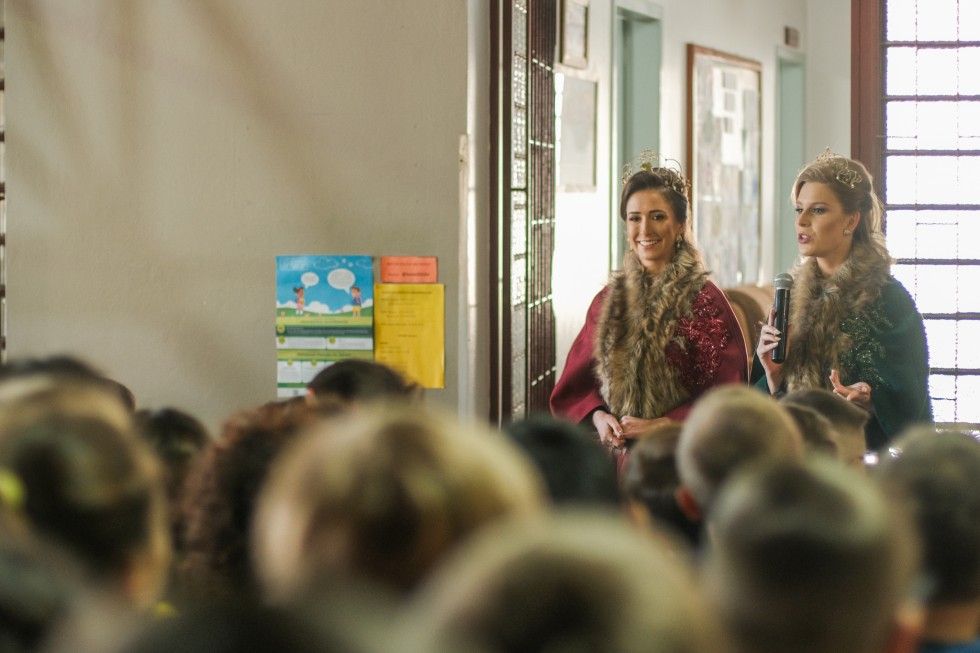 Corte do FestiQueijo visita escolas e comércio barbosense