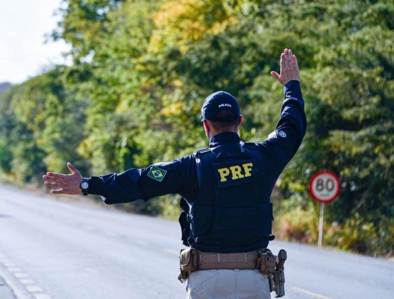 Homem tenta pagar fiança para soltar amigo e acaba preso