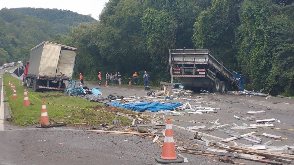 Acidente envolvendo dois caminhões deixa um morto na ERS 122