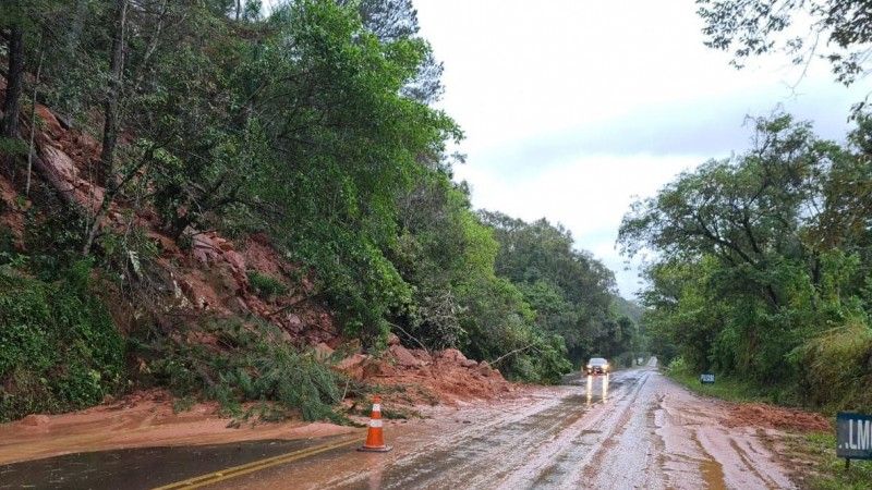 Rodovias seguem com bloqueios totais e parciais após ciclone no RS