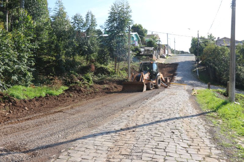 Secretaria de Obras efetua serviço de calçamento em ruas do bairro Chácaras