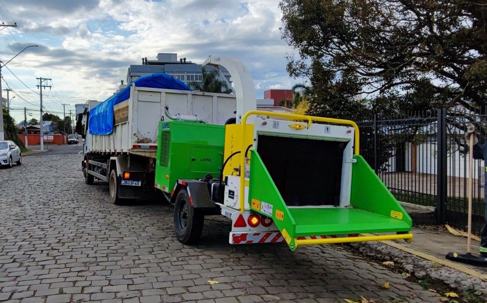 Equipamento para triturar galhos é utilizado em Carlos Barbosa