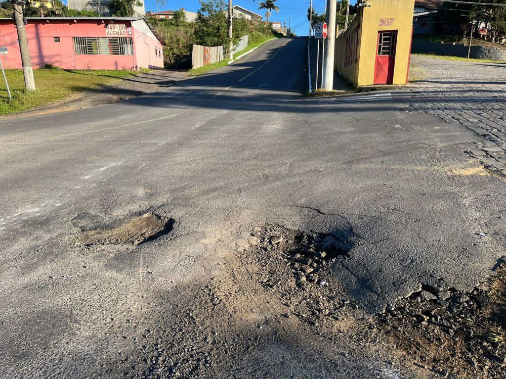 Novamente buracos se formam no “Trevo do Tio Ari”