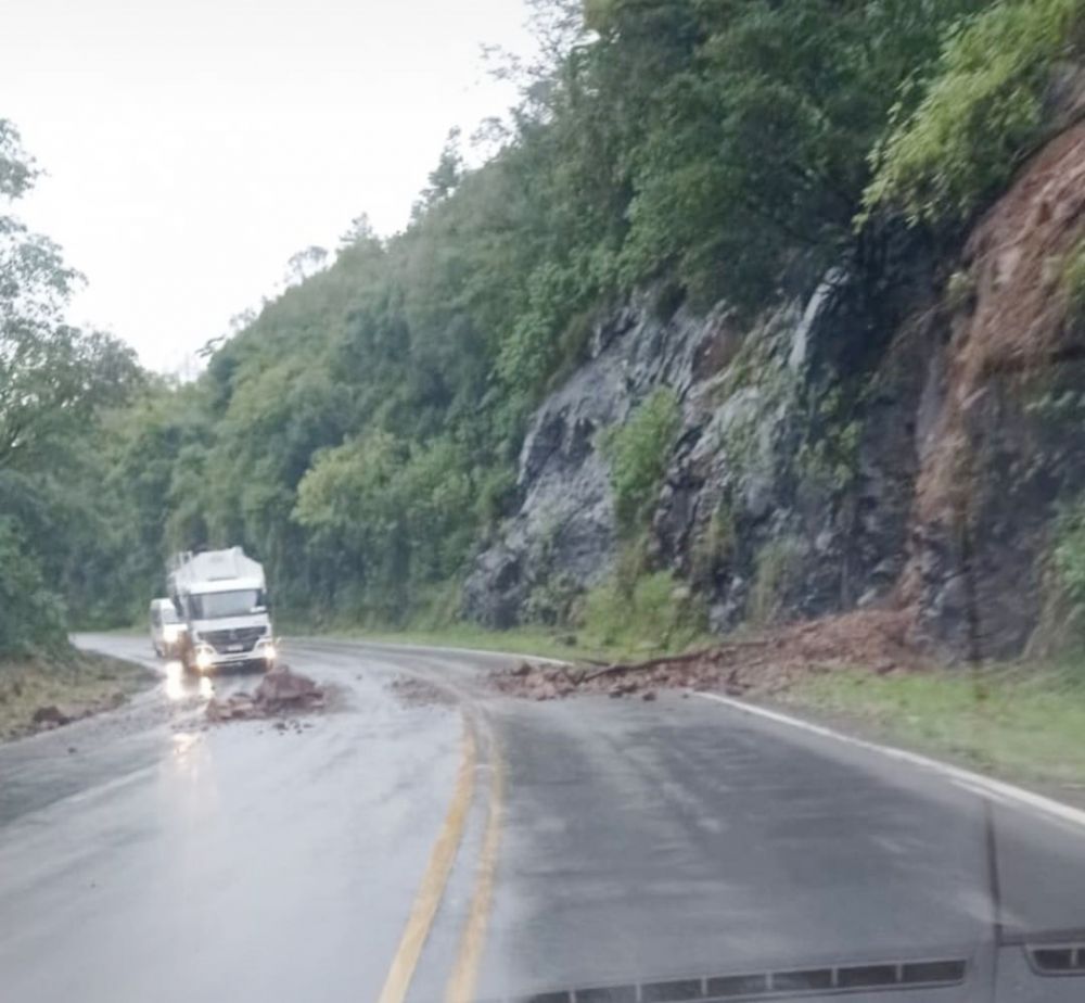  Rodovias em Carlos Barbosa e Nova Petrópolis tem queda de barreiras