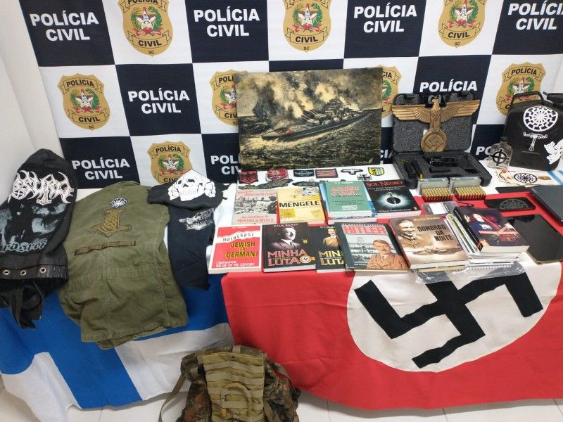 Mulher atira em policiais durante operação contra neonazismo