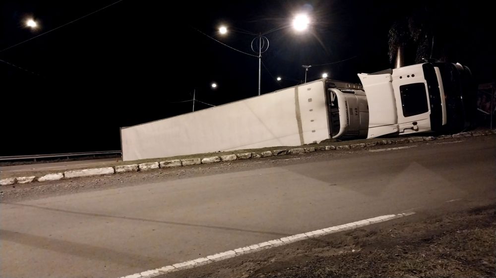 Carreta tomba na 470 no trevo da Garrafa 