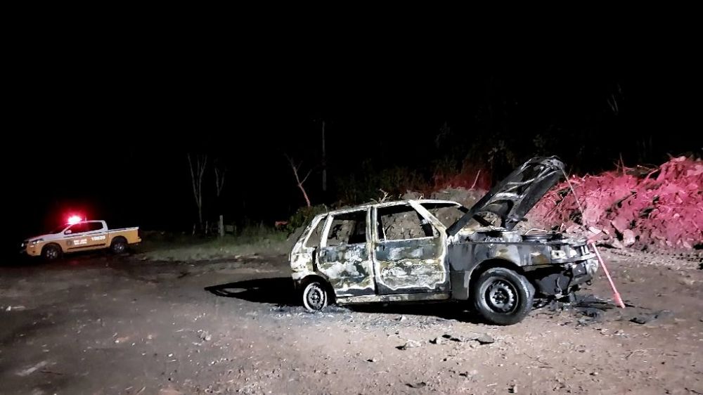  Corpos são localizados carbonizados dentro de veículo