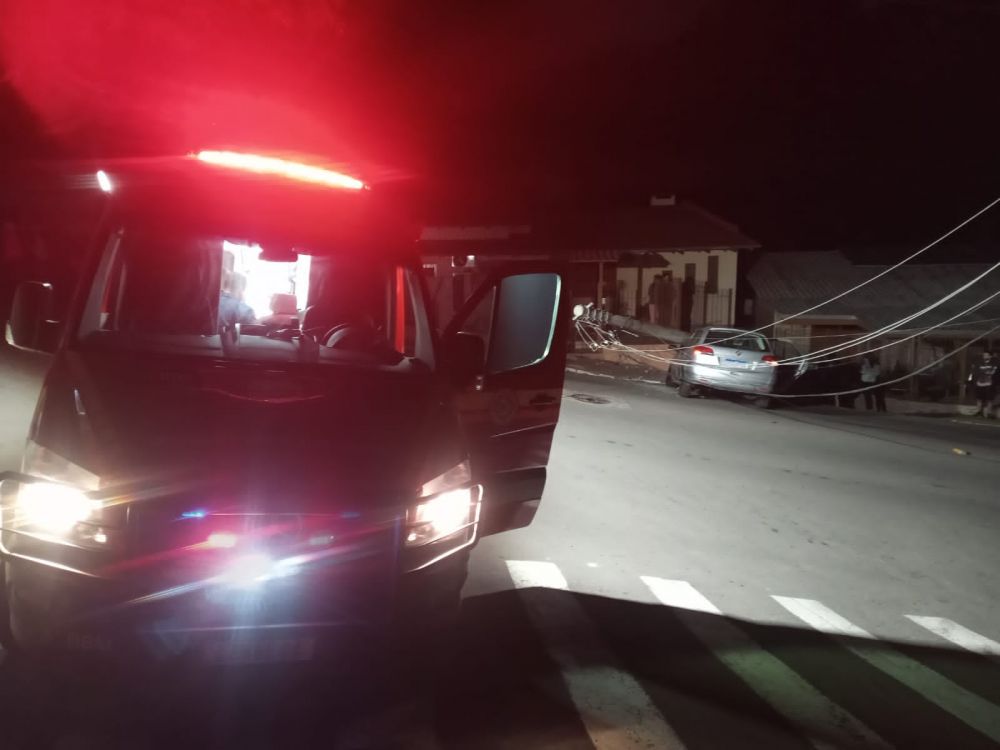 Motoristas derrubam postes após colisão em Bento Gonçalves