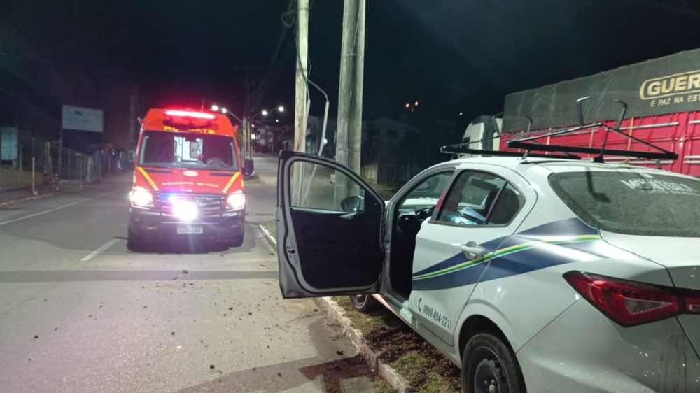 Motoristas derrubam postes após colisão em Bento Gonçalves
