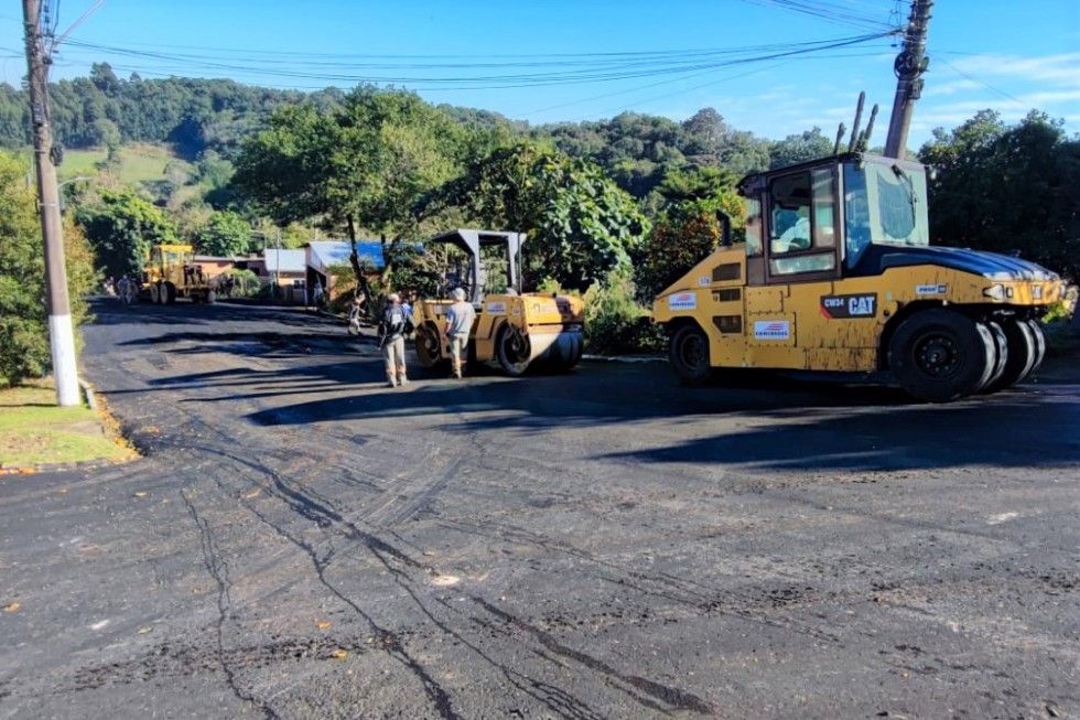  Seguem as obras de asfaltamento nos bairros de Carlos Barbosa