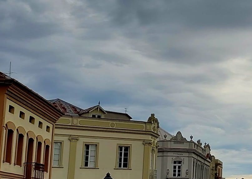 Frente fria derruba temperatura e traz chuva à Serra