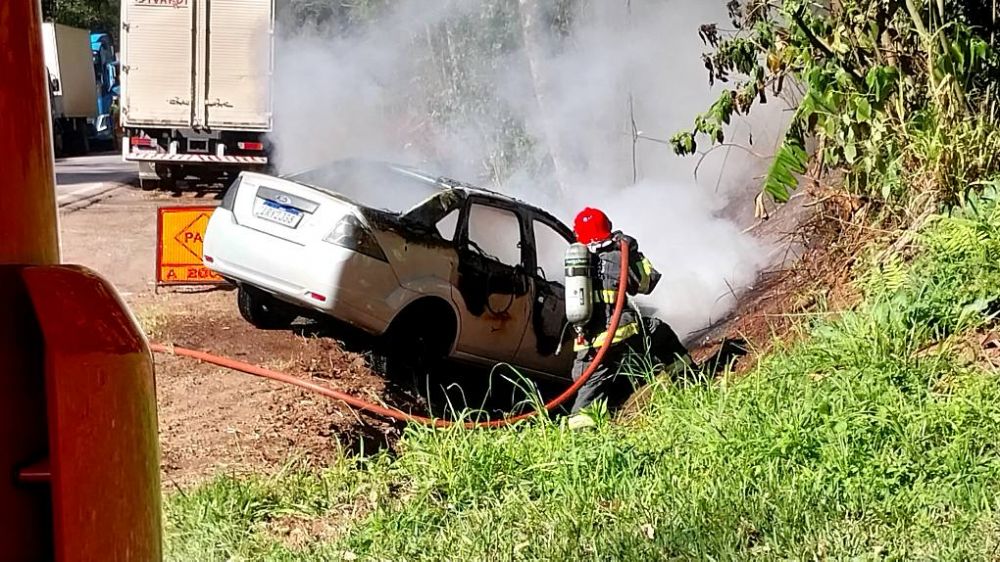 Veículo pega fogo na ERS 446 em Carlos Barbosa 