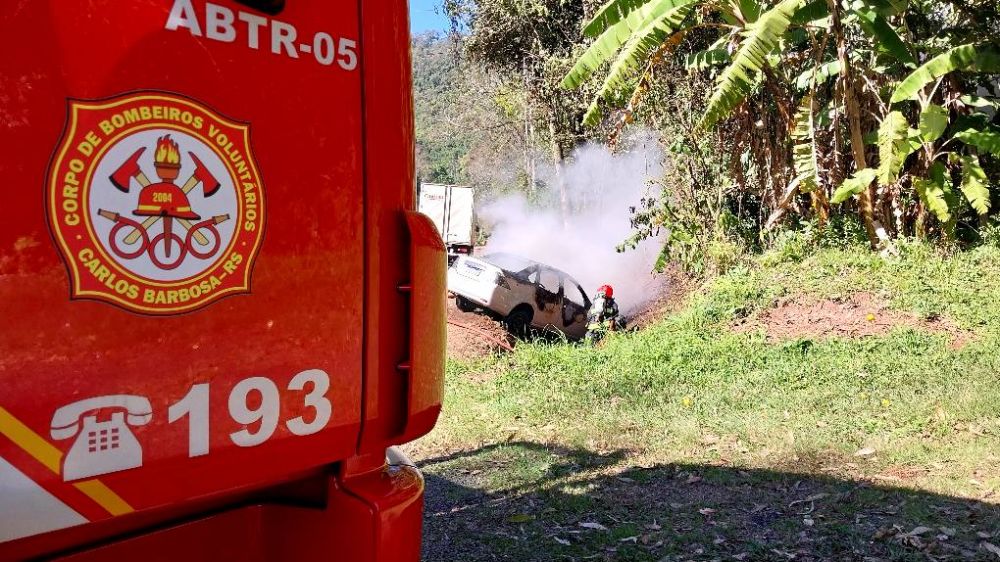 Veículo pega fogo na ERS 446 em Carlos Barbosa 