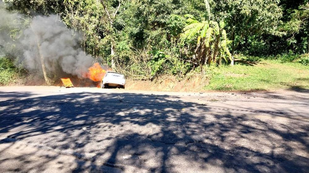 Veículo pega fogo na ERS 446 em Carlos Barbosa 