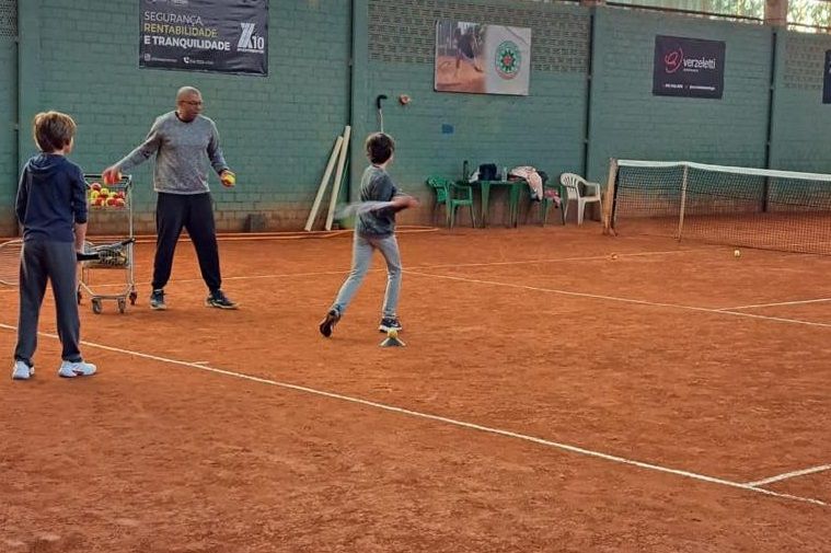 Aulas gratuitas de tênis iniciam nesta semana em Garibaldi