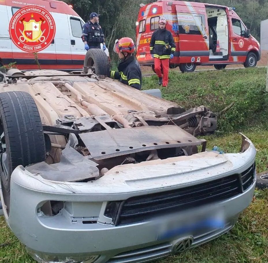 Condutor capota veículo na estrada entre Garibaldi e Coronel Pilar