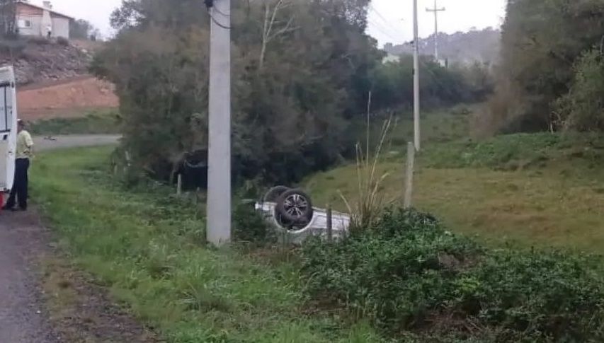 Condutor capota veículo na estrada entre Garibaldi e Coronel Pilar