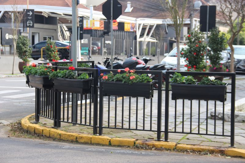 Gradis floridos são instalados em diversos pontos de Garibaldi