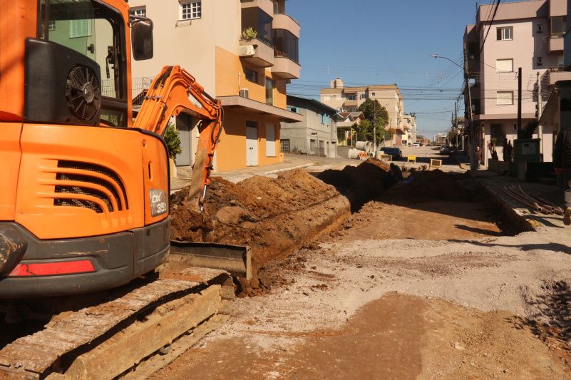 Rua Vicente Faraon recebe mais uma etapa da obra de pavimentação