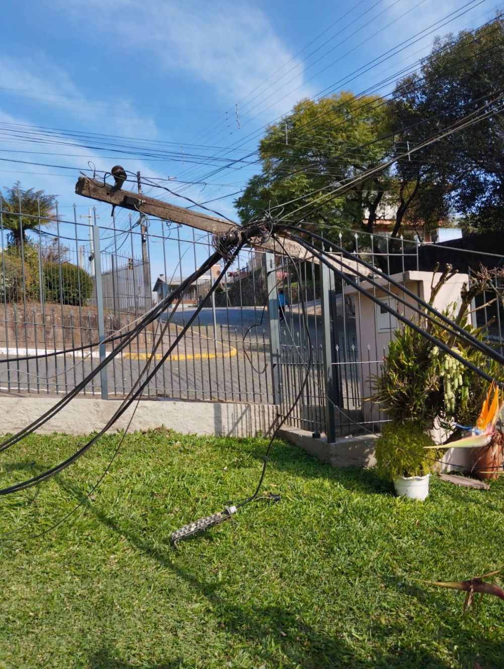 Caminhão danifica poste e rede de energia em Garibaldi 