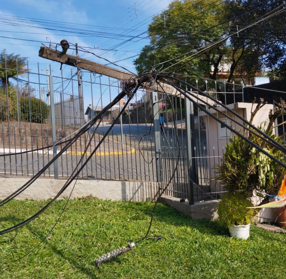 Caminhão danifica poste e rede de energia em Garibaldi 