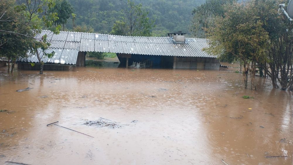 Enchente isola pessoas, bloqueia estradas e deixa milhares sem luz no Estado