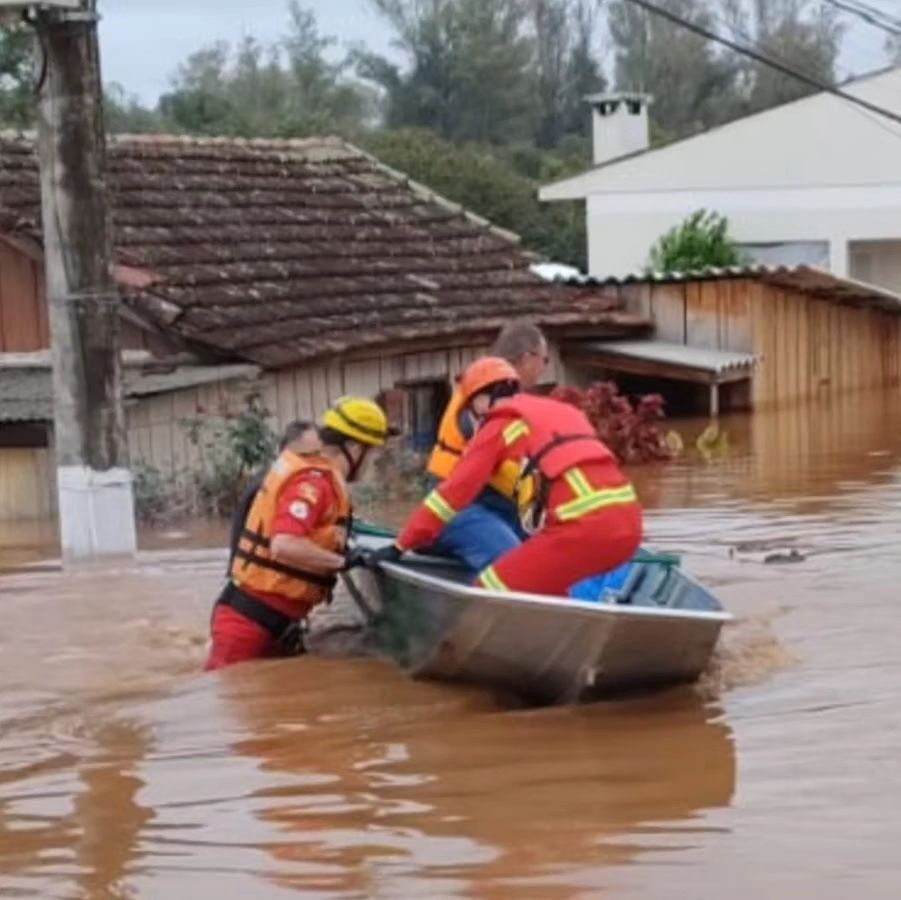 Bombeiros de Carlos Barbosa e Garibaldi ajudam atingidos por enchentes