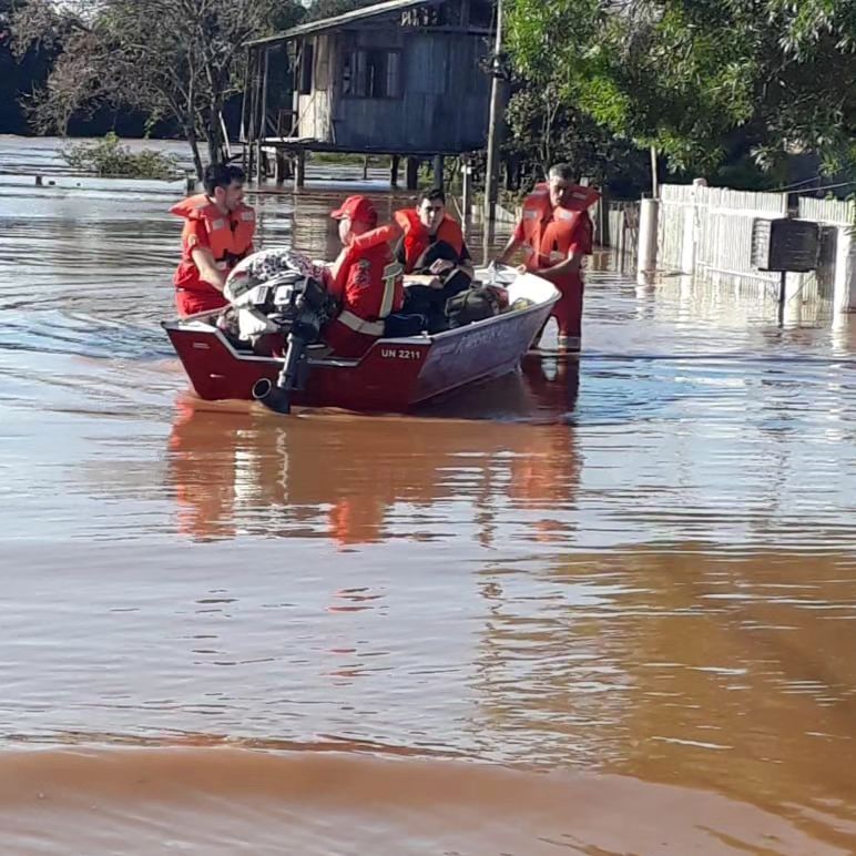 Bombeiros de Carlos Barbosa e Garibaldi ajudam atingidos por enchentes