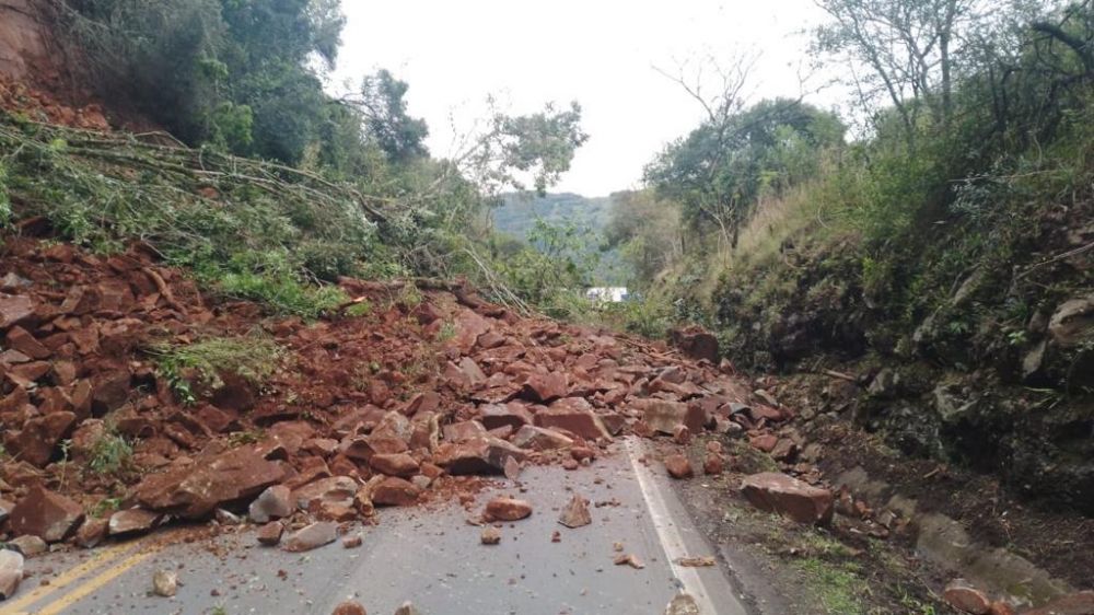 Deslizamento de terra interrompe trânsito na ERS 122