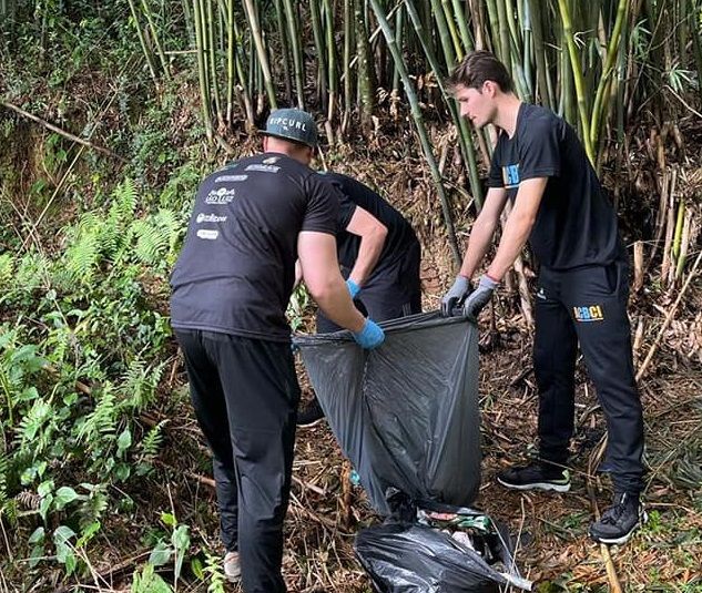 Entidade de ciclistas faz limpeza na Ciclovia de Carlos Barbosa