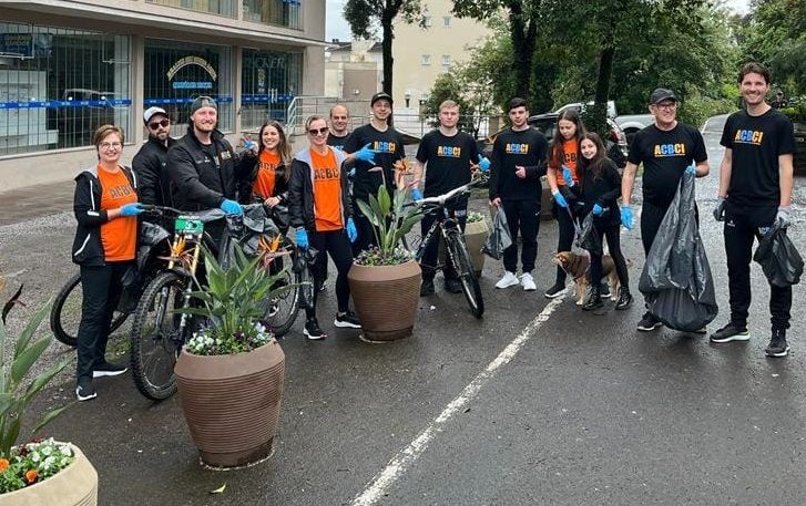 Entidade de ciclistas faz limpeza na Ciclovia de Carlos Barbosa