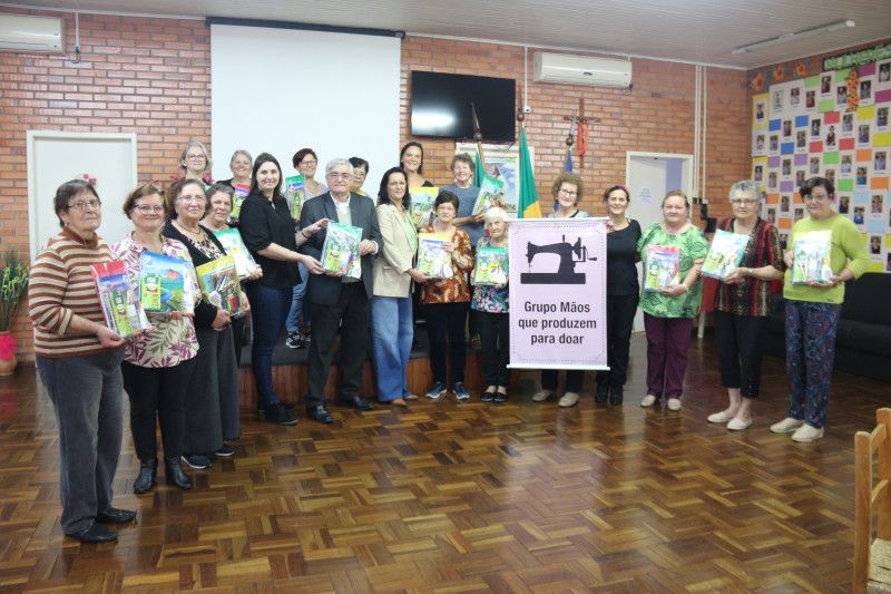 Voluntárias do Centro do Idoso de Garibaldi entregam os primeiros kits 