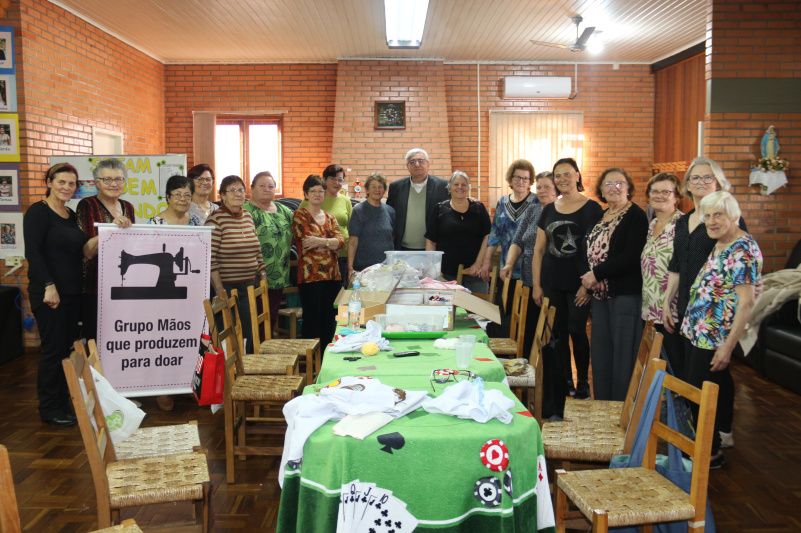 Voluntárias do Centro do Idoso de Garibaldi entregam os primeiros kits 