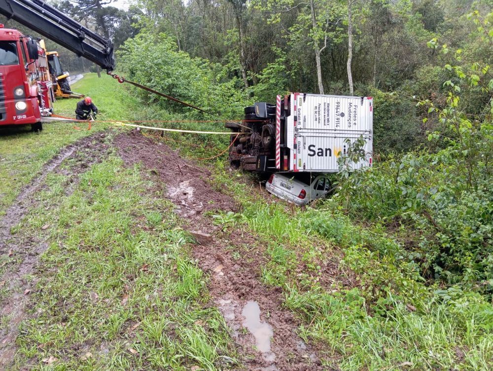  Caminhão tomba sobre veículo e deixa três feridos em Garibaldi 