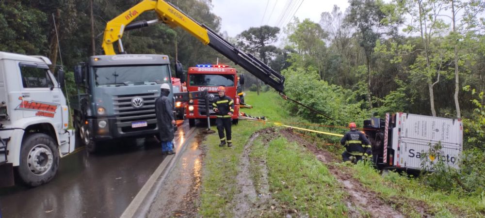  Caminhão tomba sobre veículo e deixa três feridos em Garibaldi 