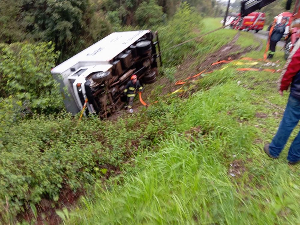  Caminhão tomba sobre veículo e deixa três feridos em Garibaldi 