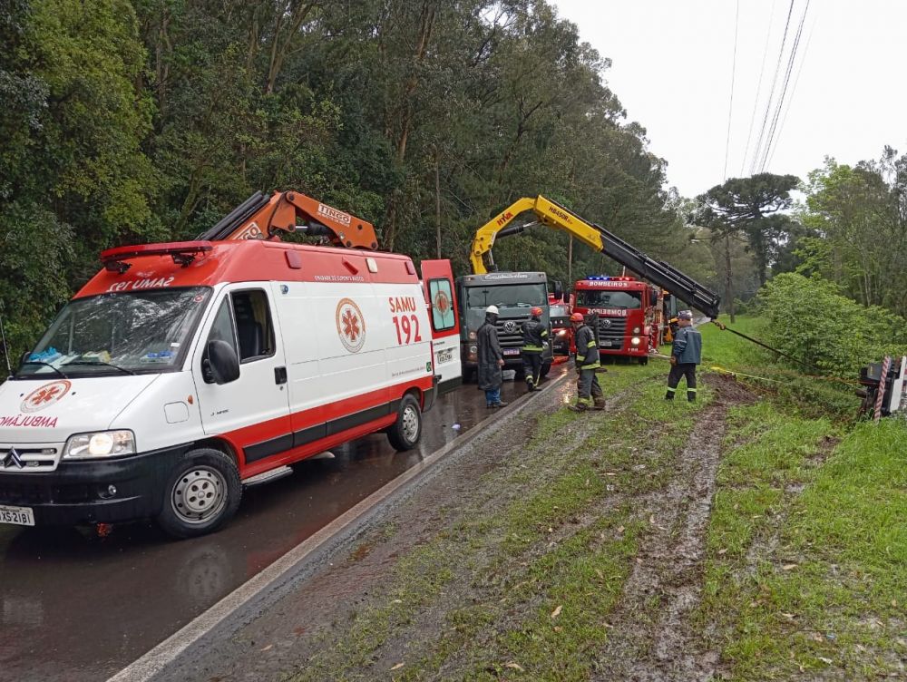  Caminhão tomba sobre veículo e deixa três feridos em Garibaldi 